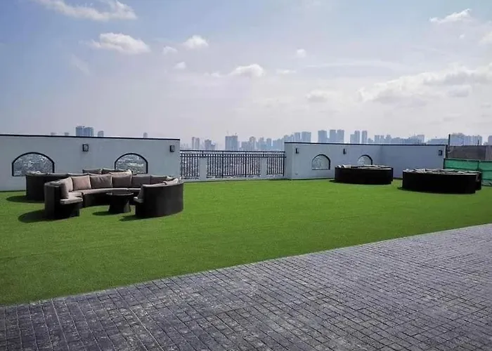Modern Minimalist Views In Prime Location Apartment *