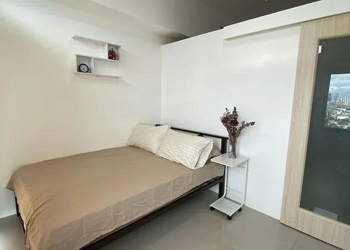 Modern Minimalist Views In Prime Location Apartment *